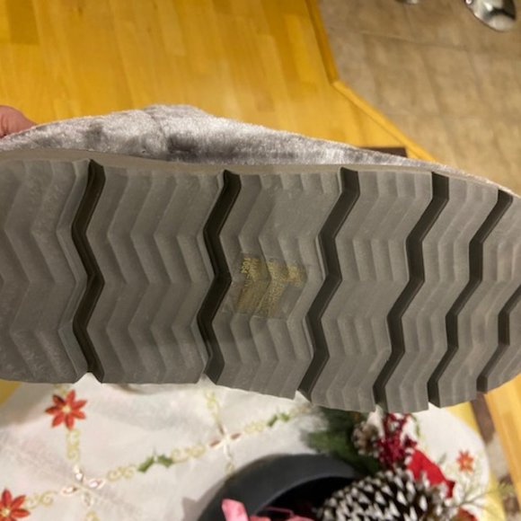 New Steve Madden Fur shoes,grayish with silver buttons, fall,winter&spring shoes - Picture 3 of 8